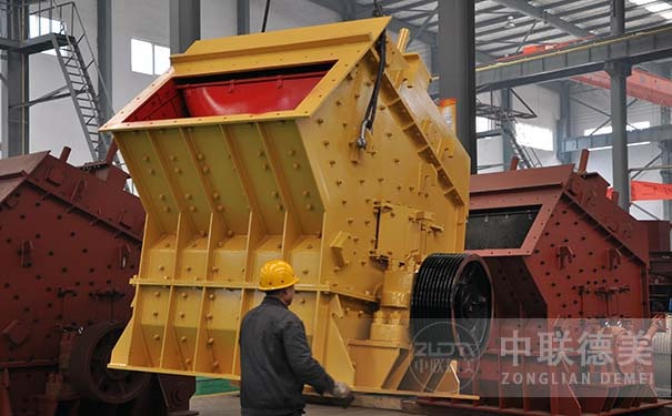 立式板錘制砂機(jī)